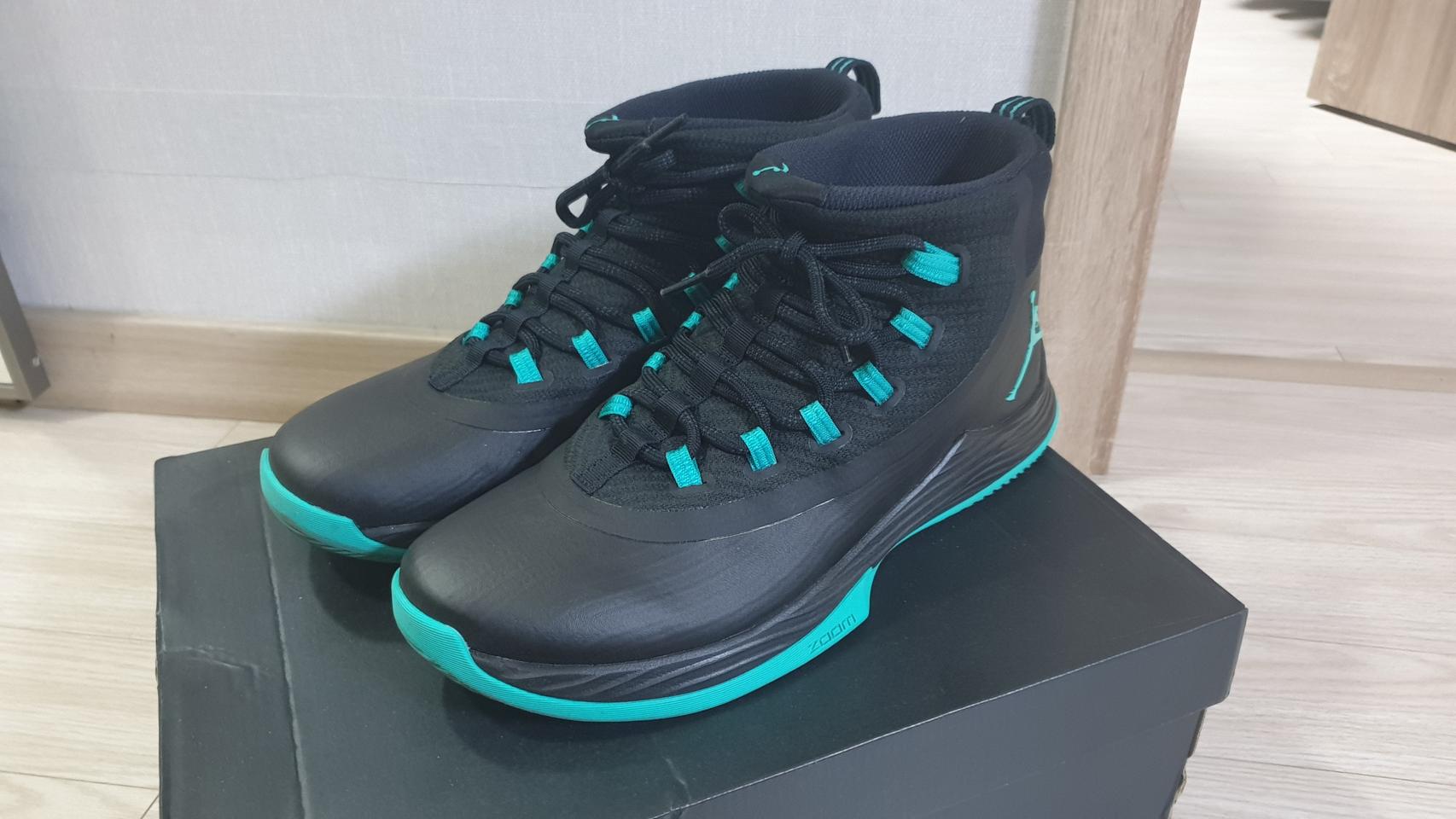 나이키 조던 울트라플라이2 농구화 285 사이즈 팝니다!