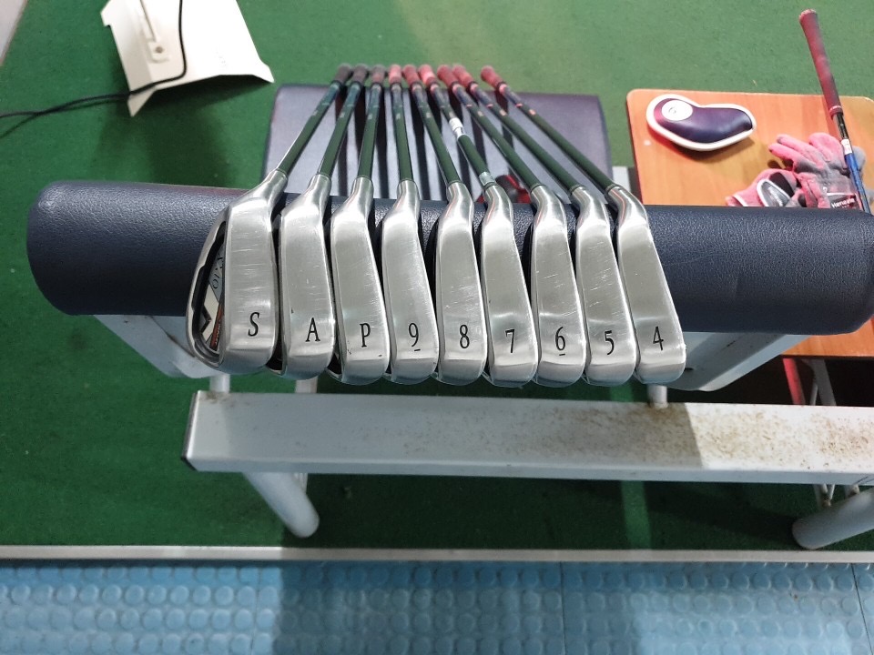 좌타 젝시오10 그라파이트 강도S 아이언 팝니다.