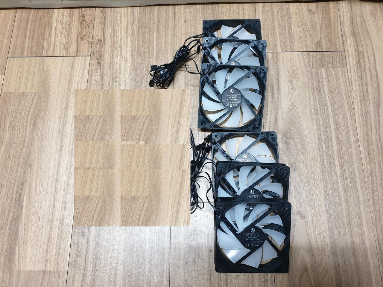 리안리 Lancool II MESH RGB 팬 6개 팝니다.