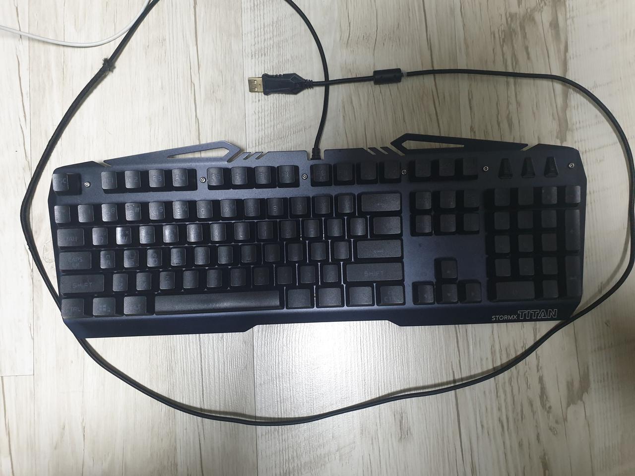 제닉스 타이탄 se 게이밍키보드 팝니다