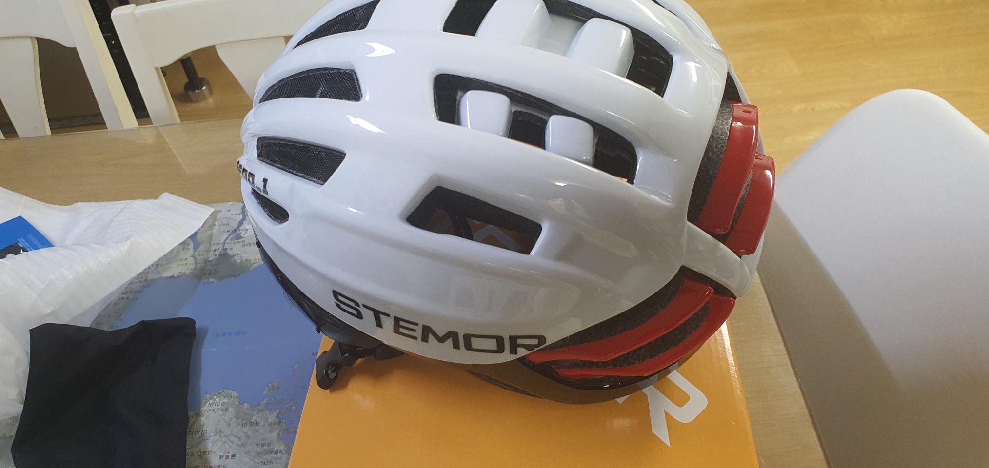 STEMOR브랜드고글이 일체형 헬멧입