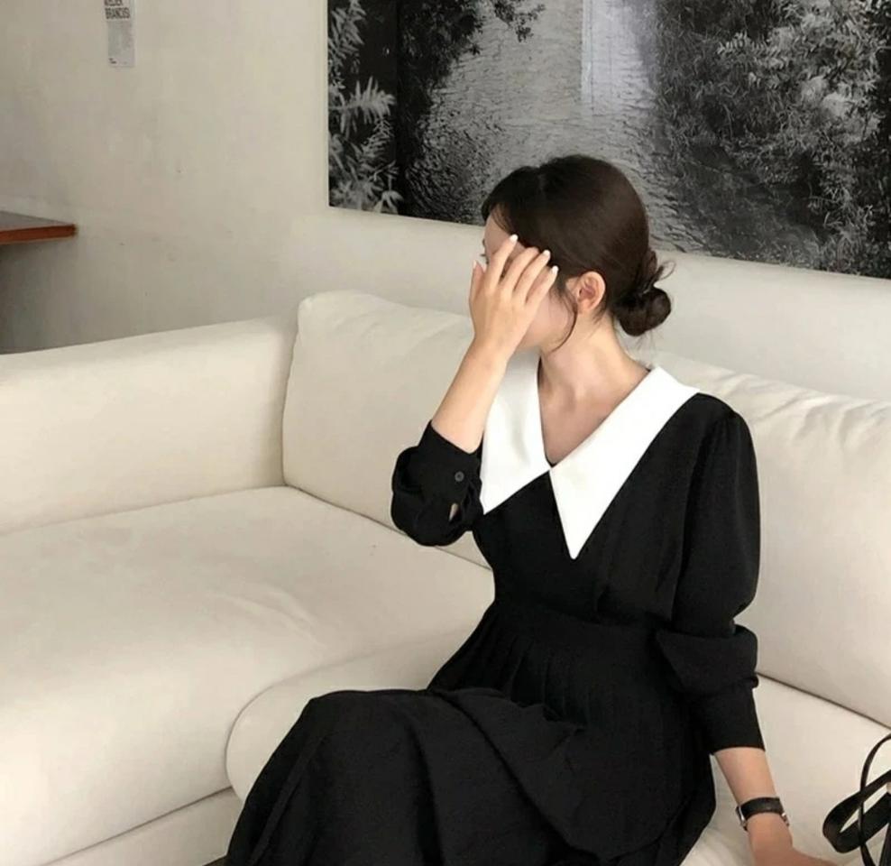 화이트 칼라 플리츠 원피스