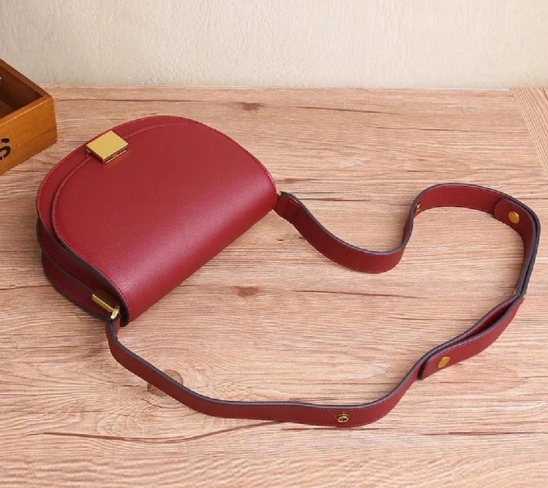 하프문 소가죽 새들백