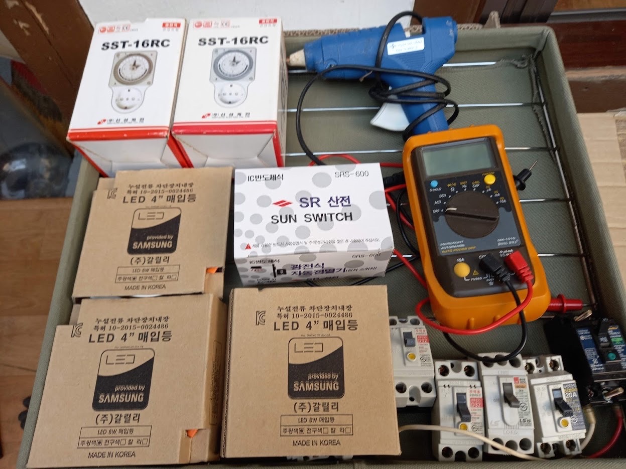 전기테스터, 4인치 매입등, 누전차단기, 30A타이머, 선스위치, 글루건