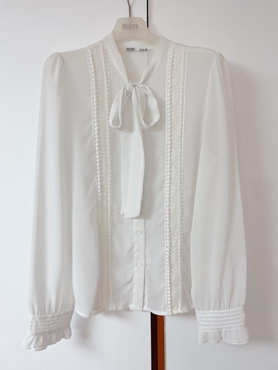 화이트 리본 블라우스