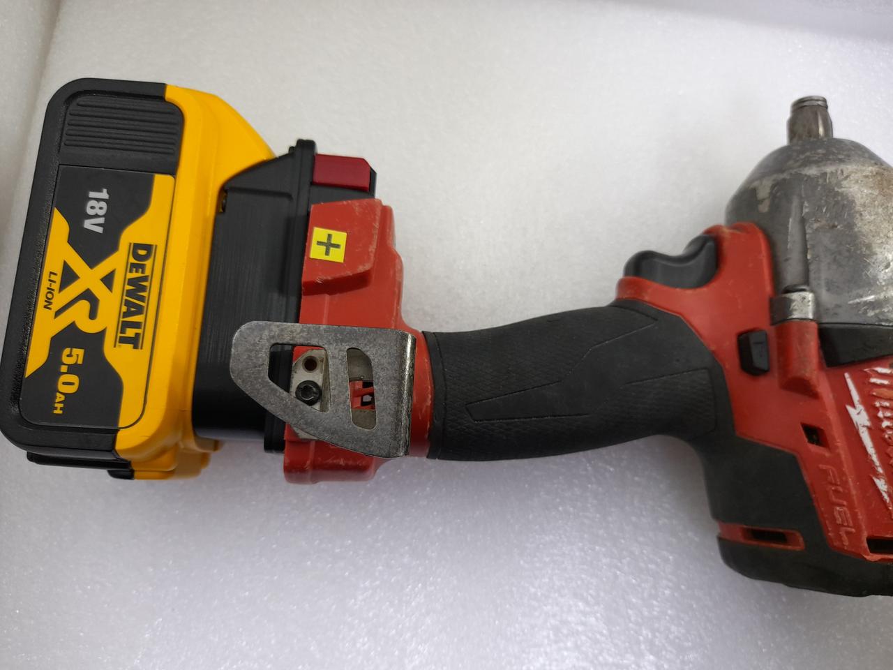 밀워키 18v공구에 다른 배터리 연결시켜주는 변환젠더