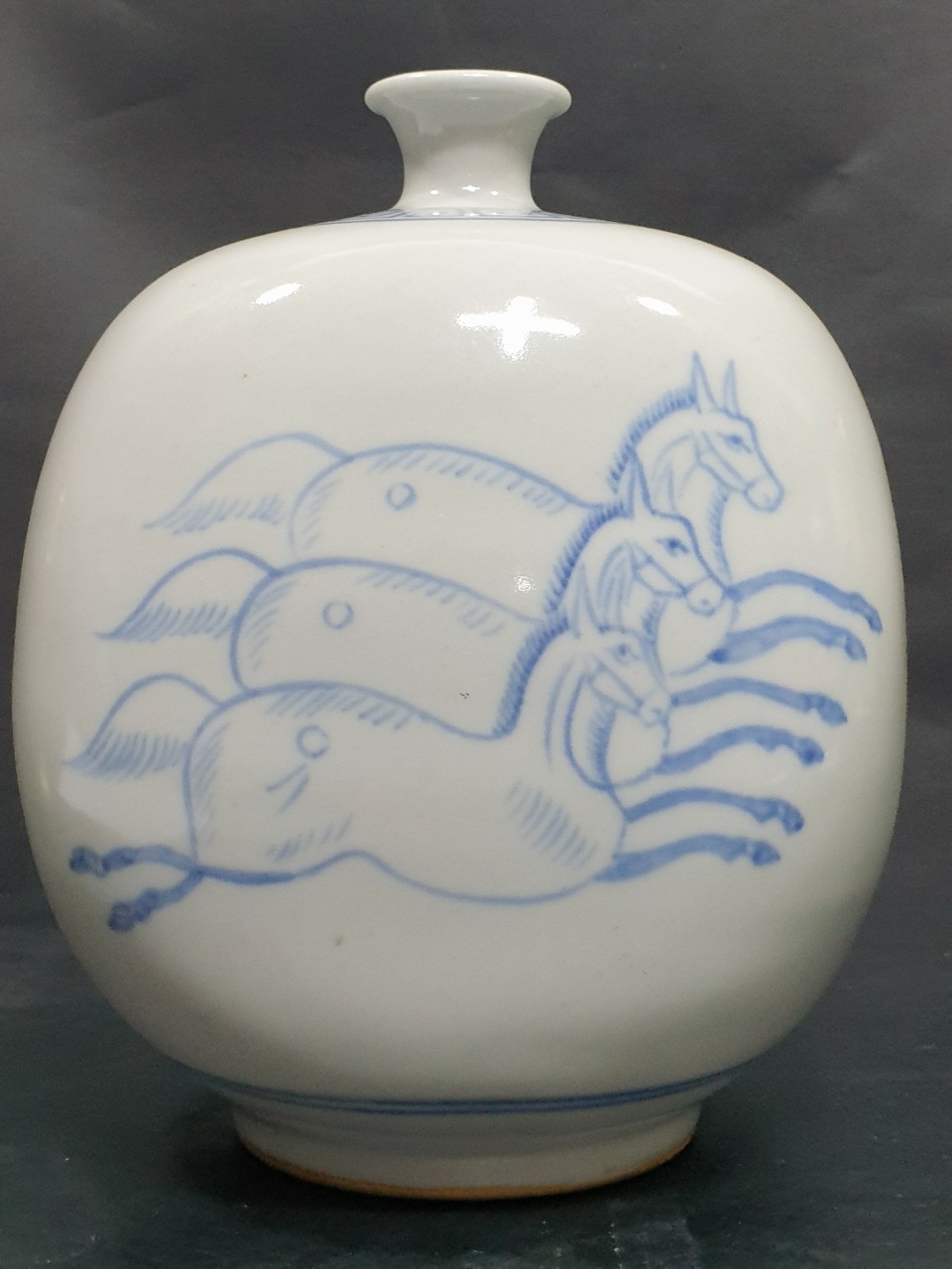 백자청화군마도편병