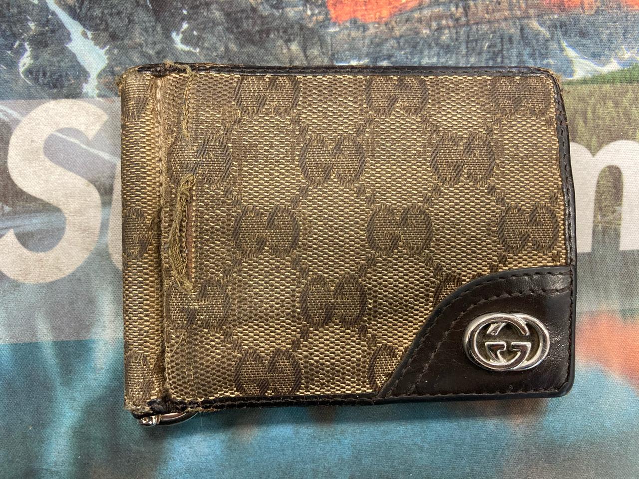 구찌 머니클립 사용감 많음