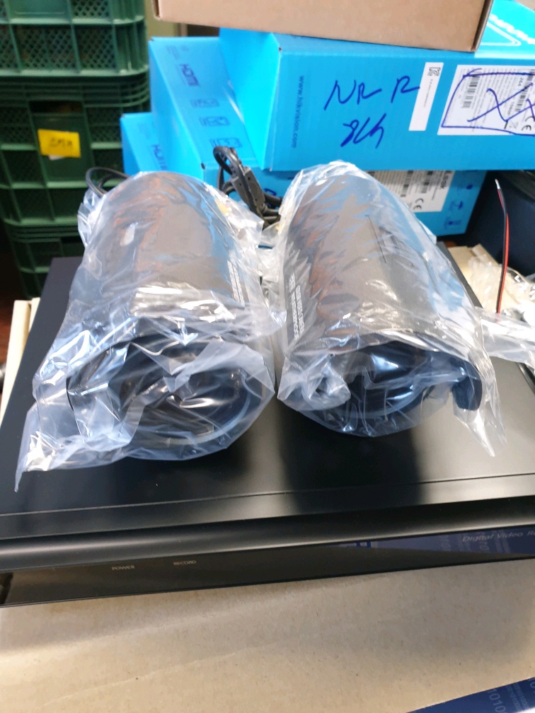 NEW - CCTV,매장용감시카메라,52만녹화기와최고급외부카메라2개세트판매합니다.