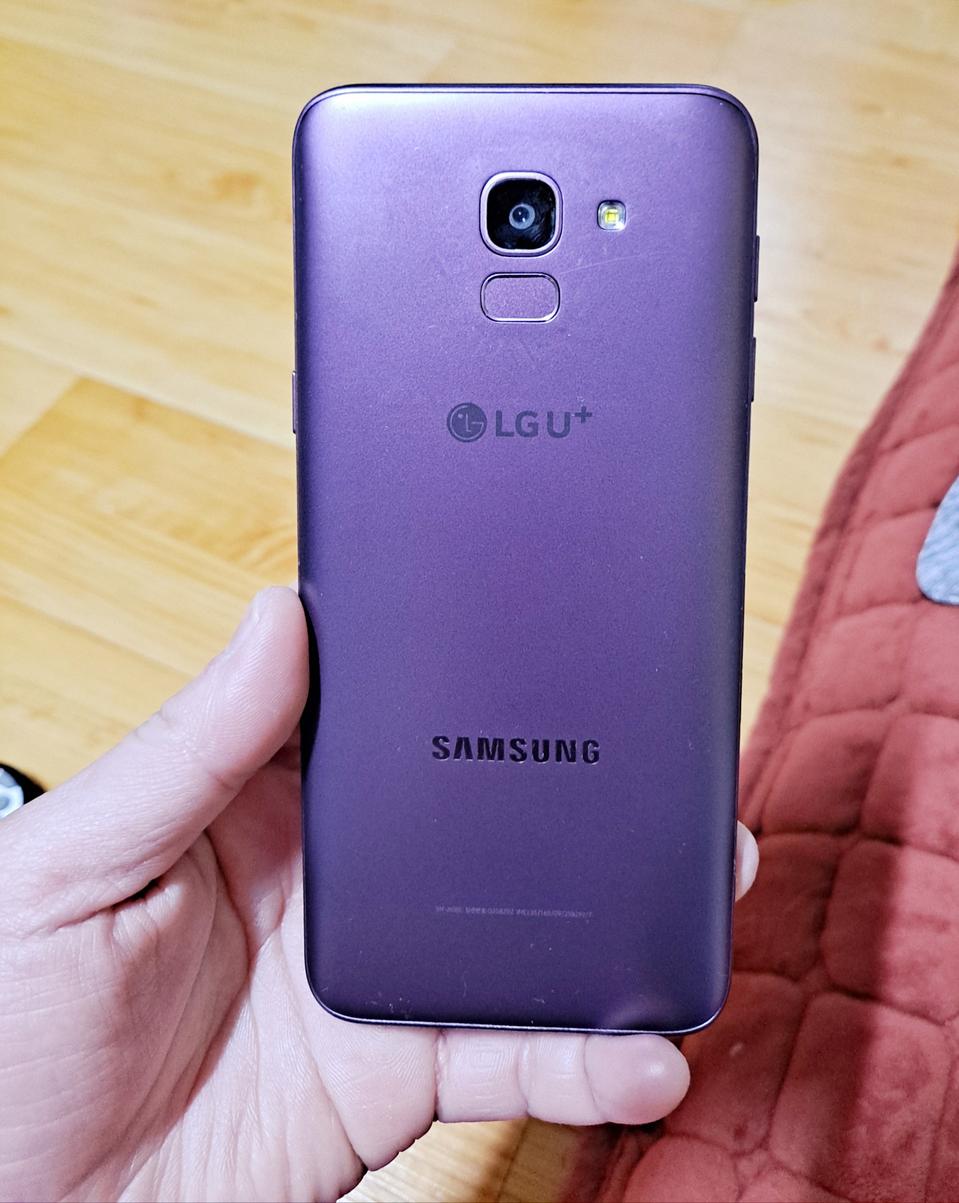 갤럭시 J6 입니다