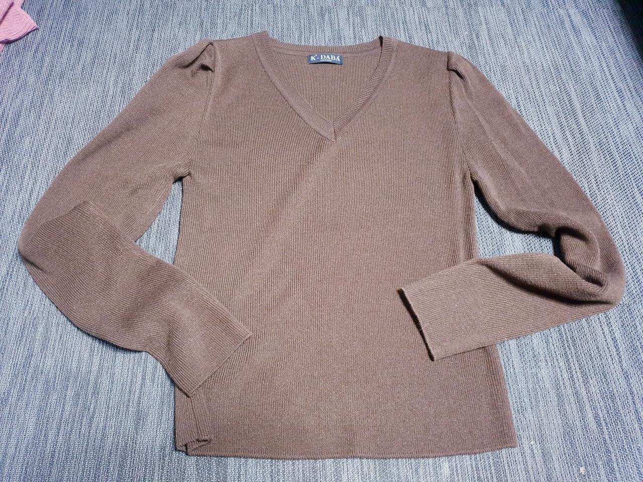 갈색 브이넥 니트티