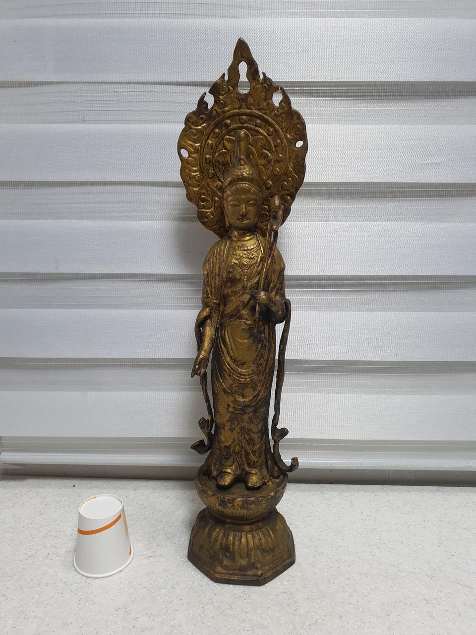 연대있는 무쇠 금채 관음보살입상