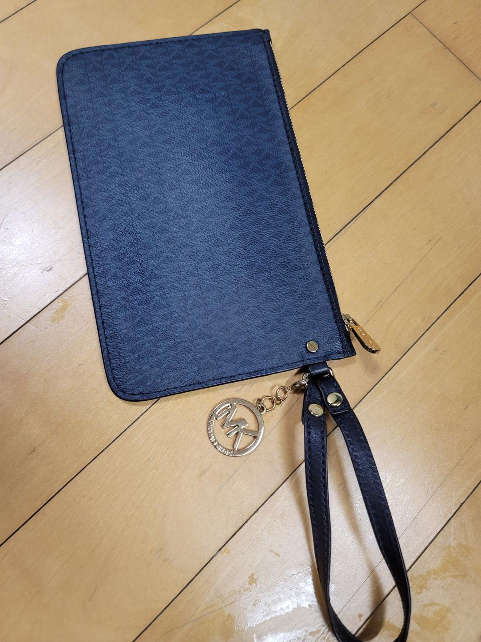 마이클코어스미니클러치