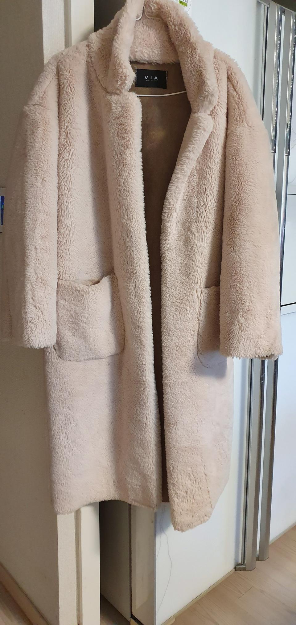 VIA여성무스탕코트(착샷1번착용하고 안함 거의 새거무배)