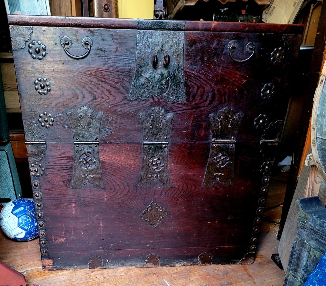 작고 예쁜 반닫이 입니다./사진과 밑글참고하세요