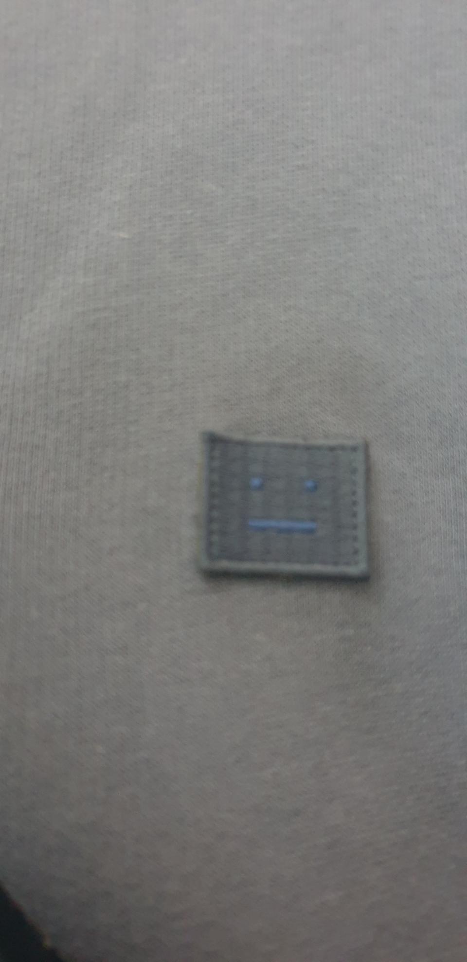 아크네페이스맨투맨