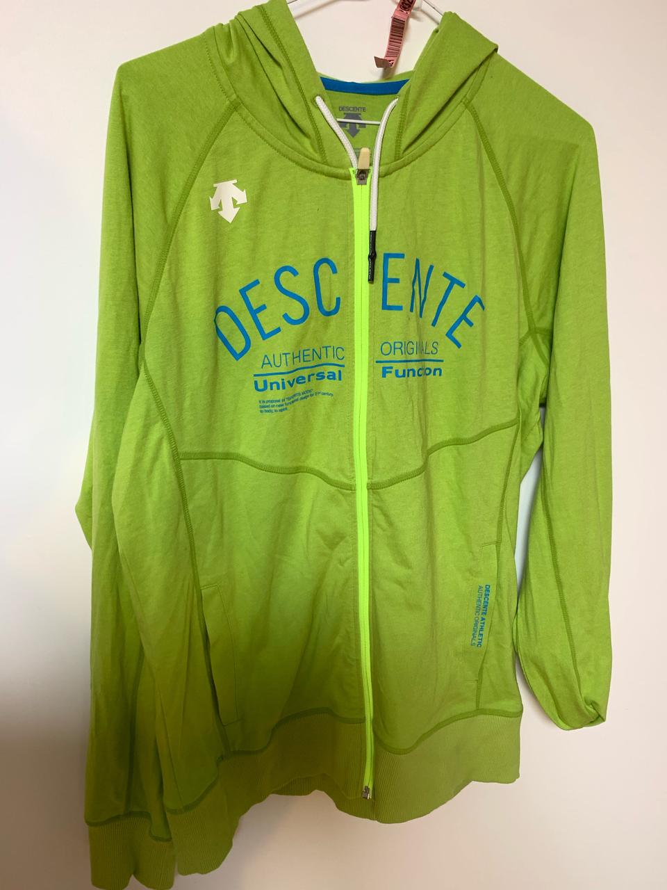 데상트 후드집업