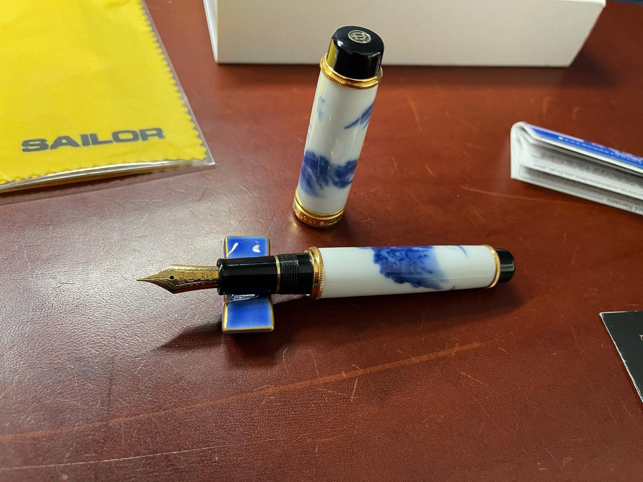 세일러 도자기 만년필 M촉 (아리타 시리즈의 산수 버전)