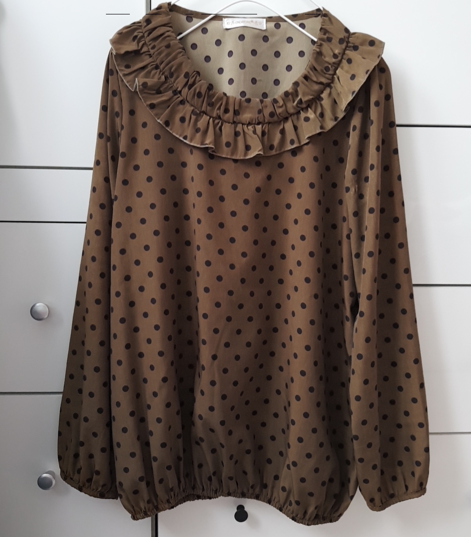 끄레아또레 카키색 도트블라우스 프리사이즈 한번입은 거의새상품