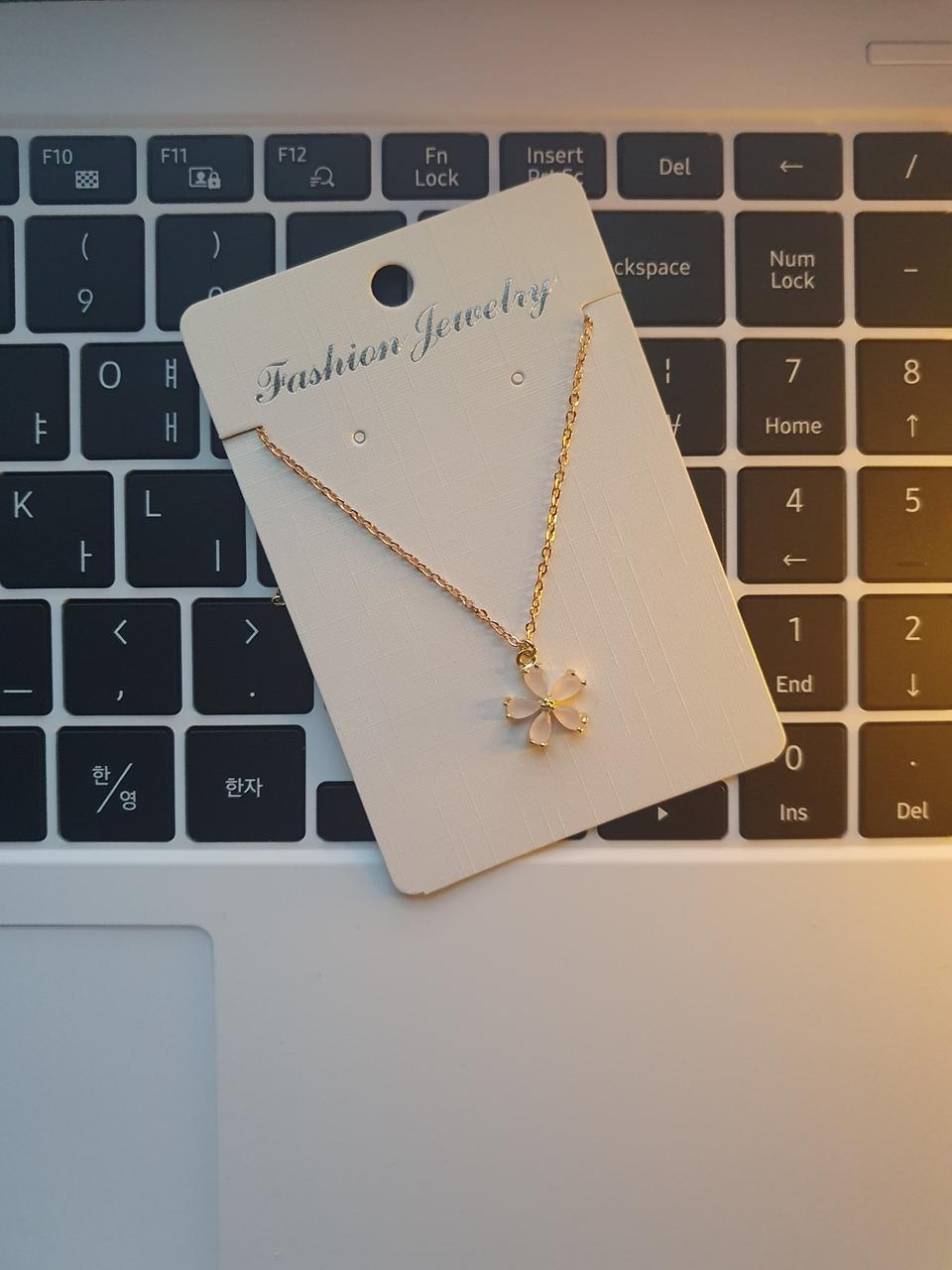 꽃잎 목걸이