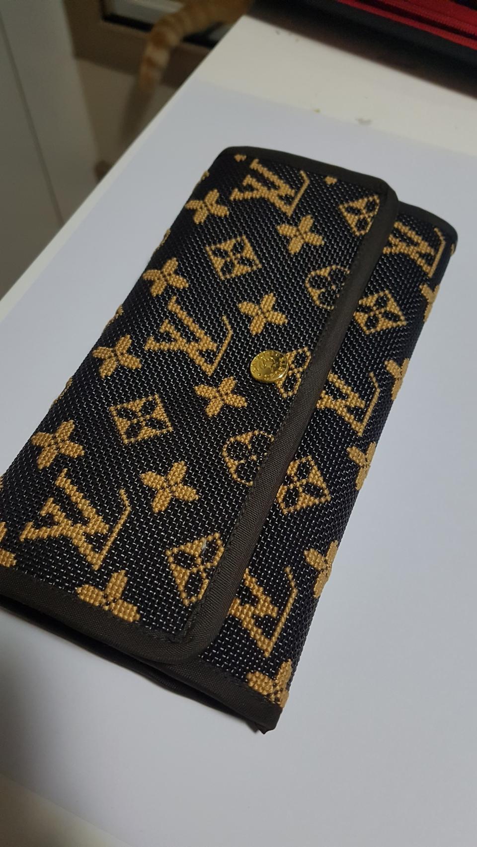 루이비통 검정색 장지갑 팝니다.