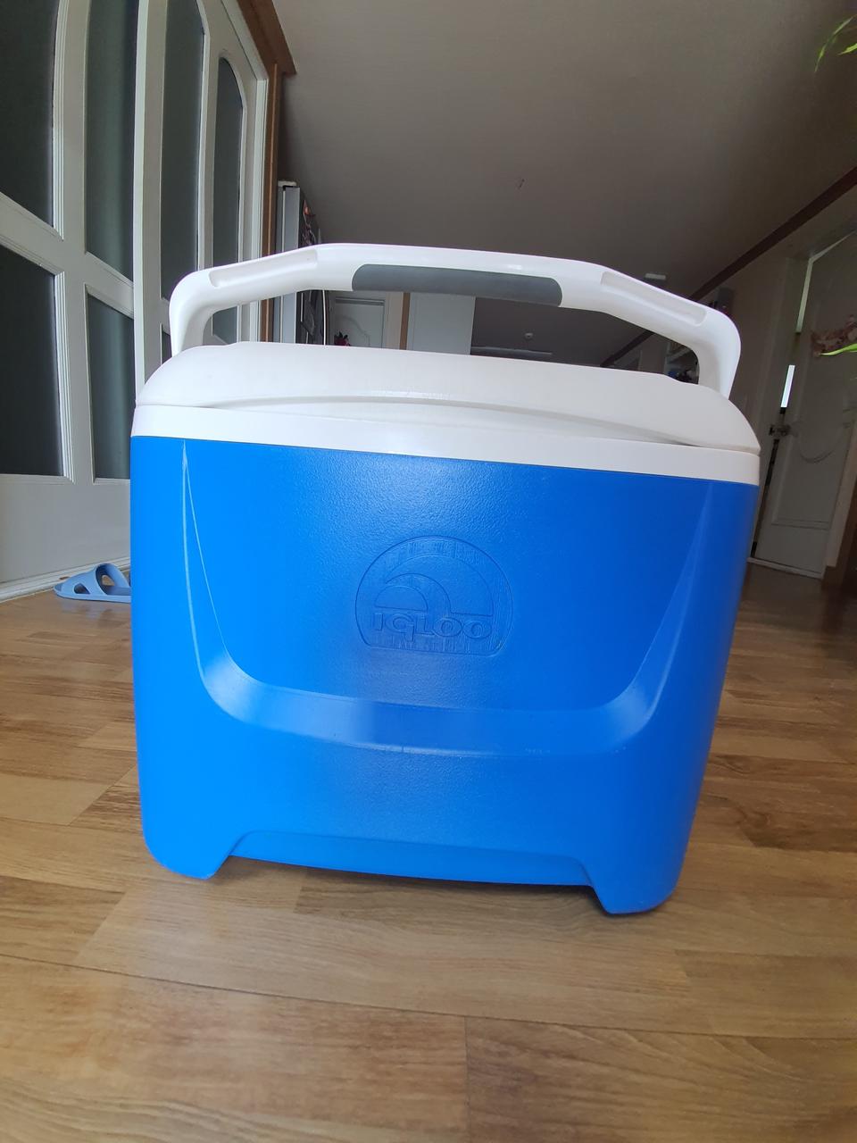 이글루 아이스박스 팝니다.