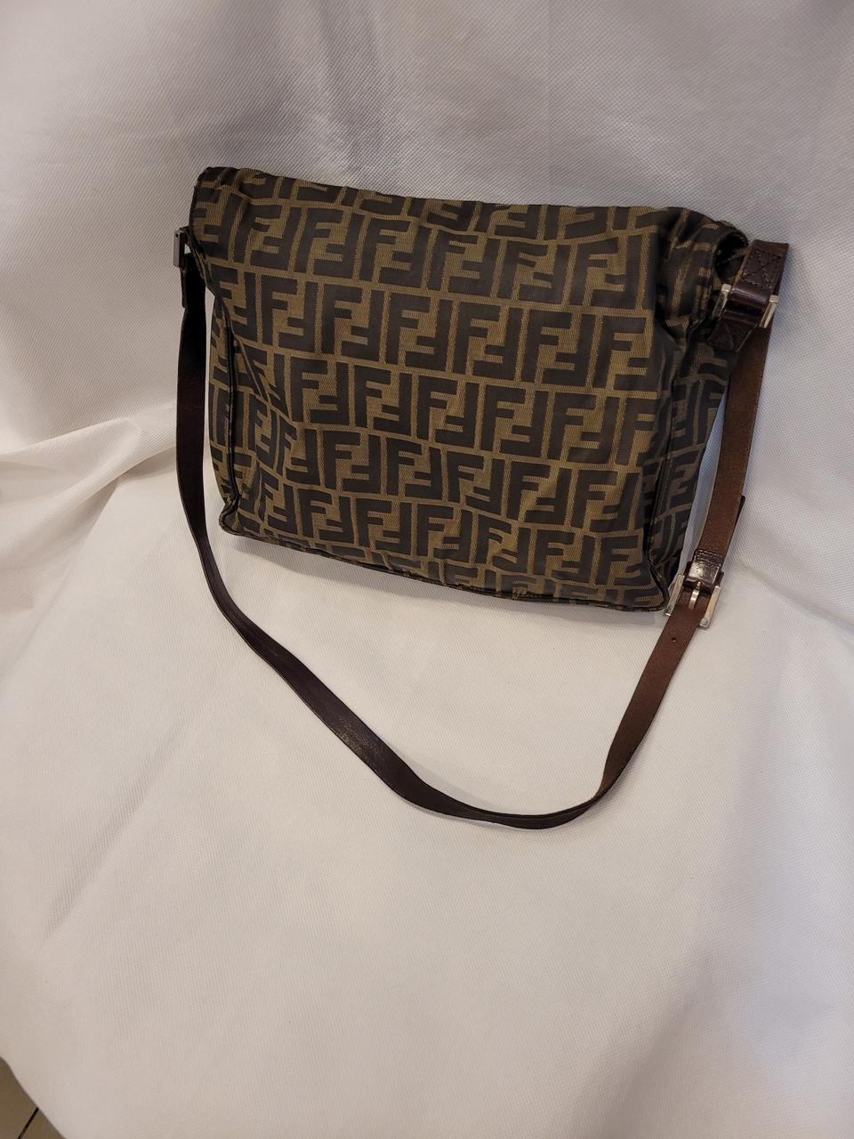 펜디 주카무늬 크로스 남여공용 완전레어템 판매합니다