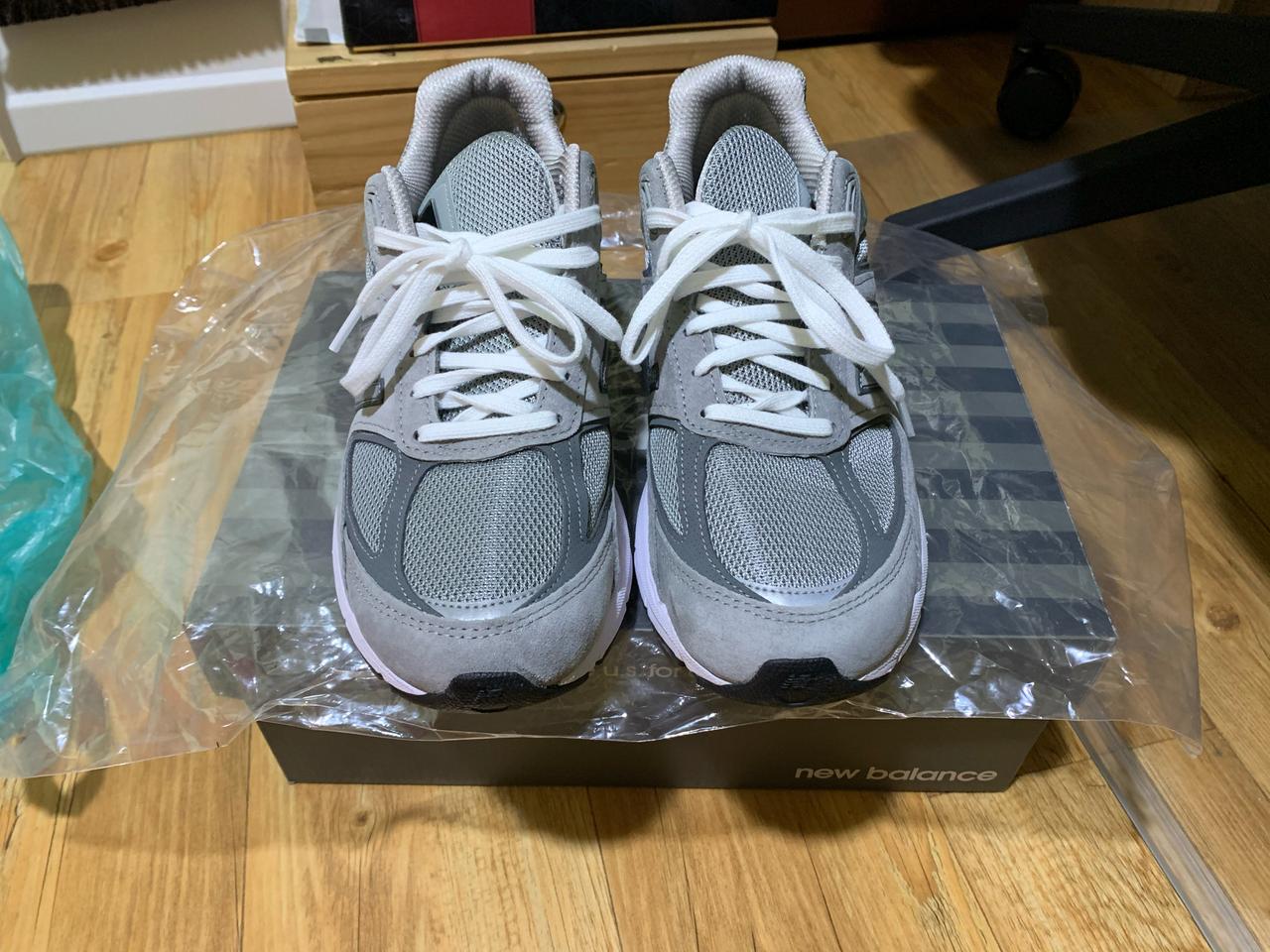 뉴발란스 990 V5 그레이 색상 (260)