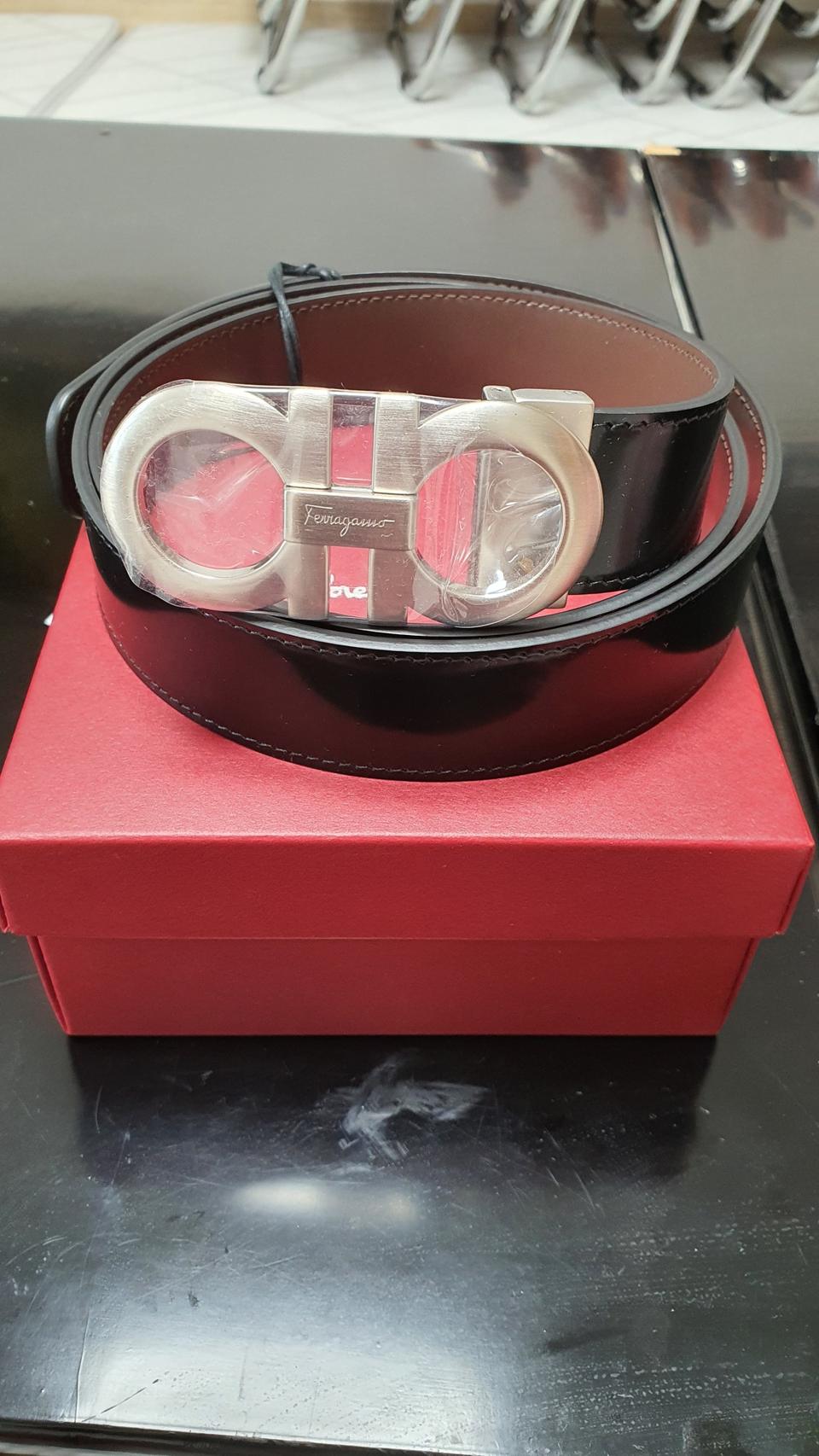 페라가모 남성 벨트 텍도 안뜯은 백화점 새 제품 팝니다..