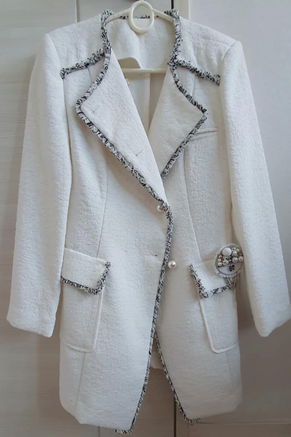 화이트 모직 샤넬풍쟈켓