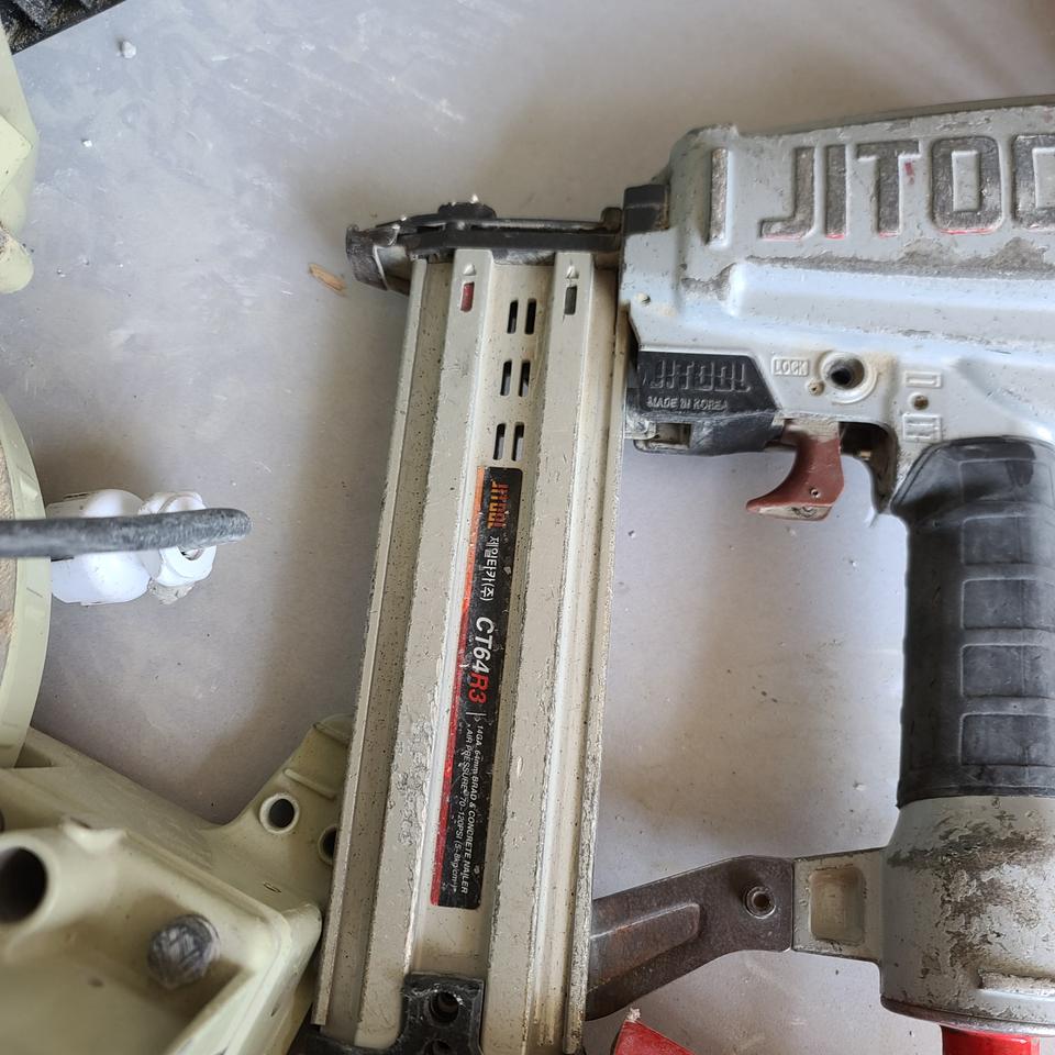 천정 작업용 공구입니다 한세트입니다