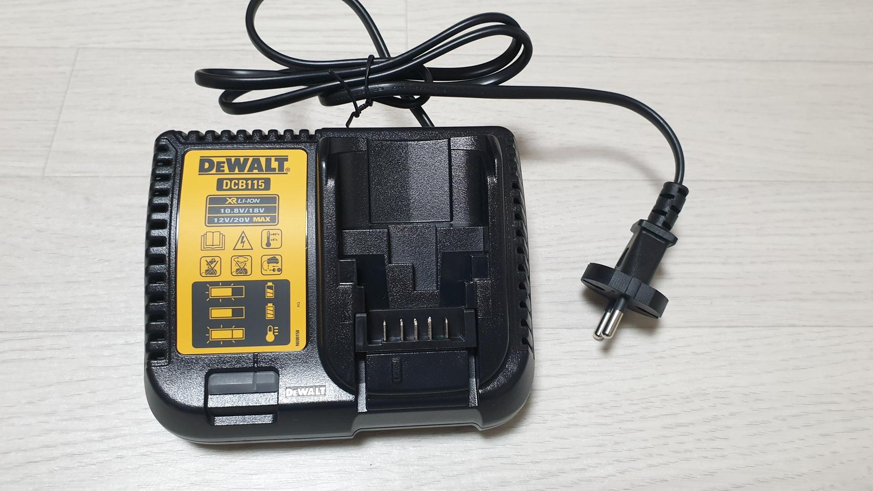 디월트 10.8  14.4 18v 모두충전가능한 충전기 팝니다 미사용
