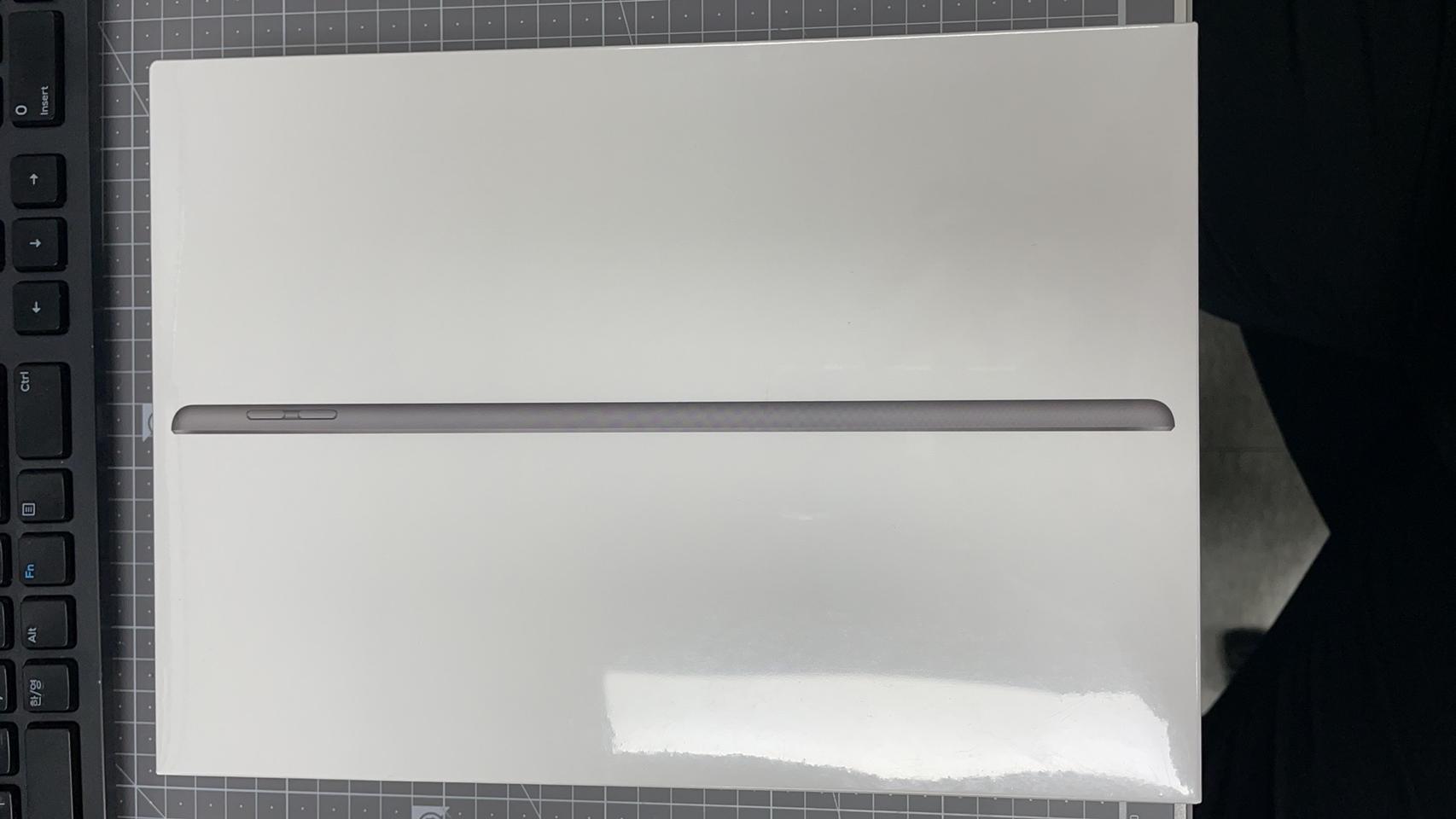 아이패드8세대 스페이스그레이 128 + 애플팬 미개봉 새상품 판매합니다.