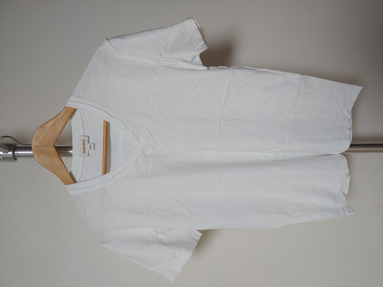 [새제품] 디젤 흰색 브이넥 반팔티 L