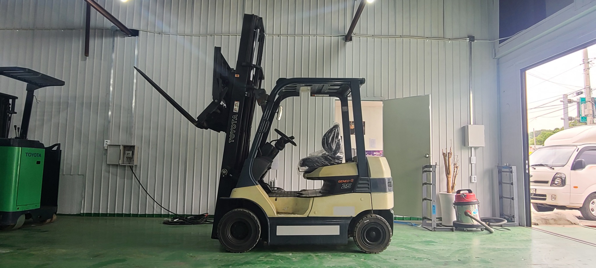 힌지드 전동지게차,전기지게차,도요타2.5톤