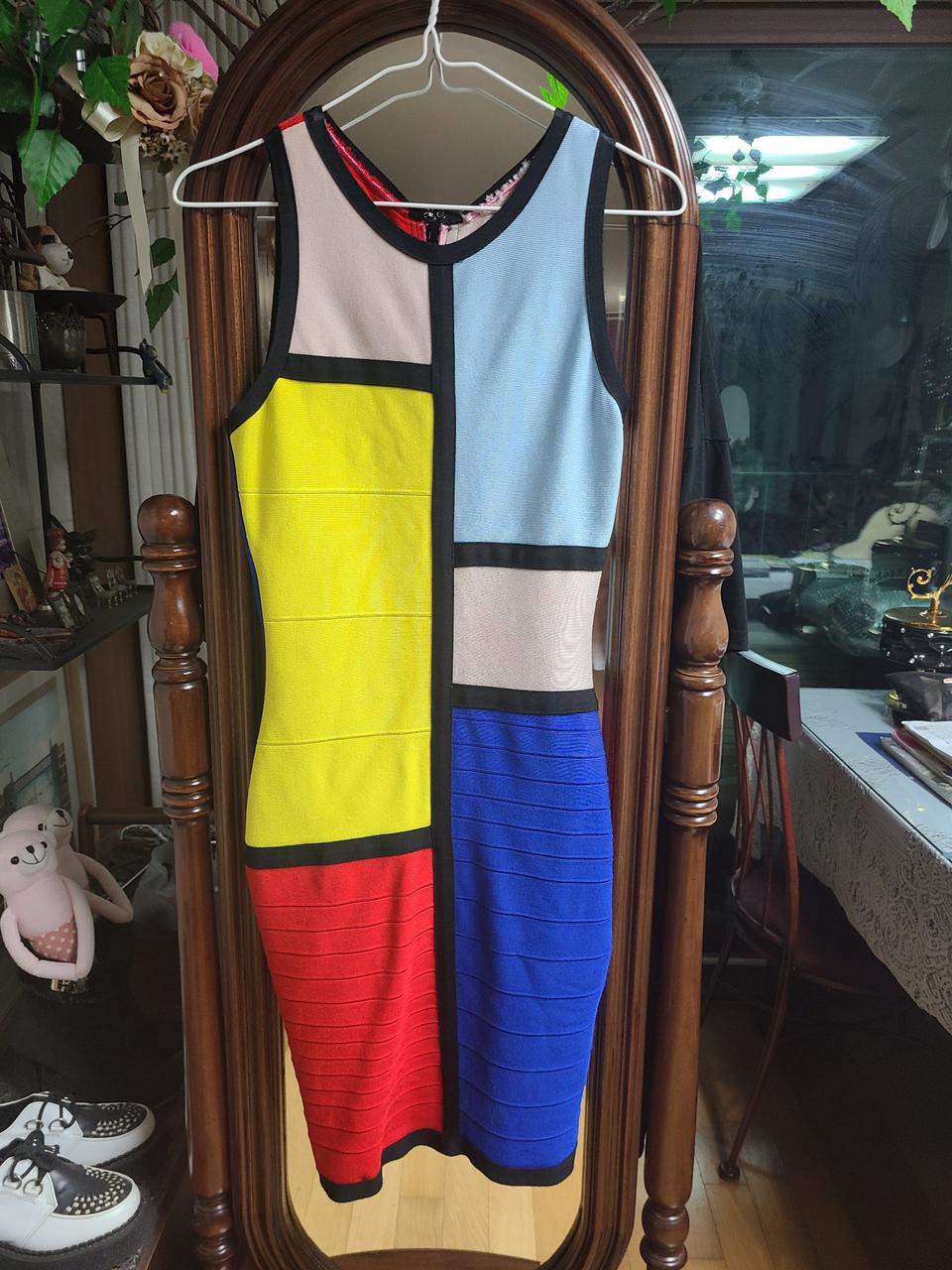 몬드리안 문양의 쫀쫀한 니트원피스