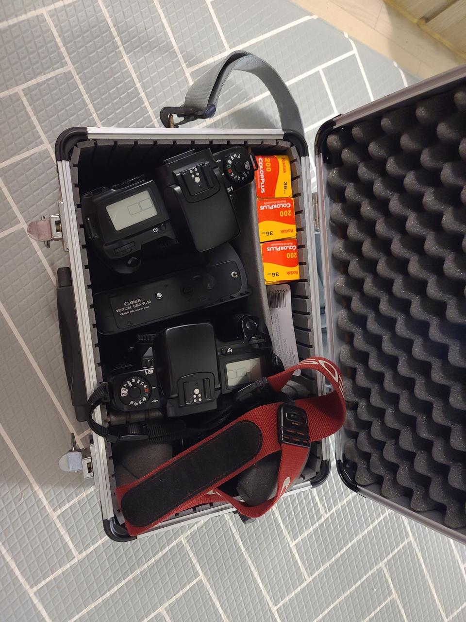 캐논 eos5 바디2대,세로그립,렌즈,필름새거3통,배터리1개일괄판매
