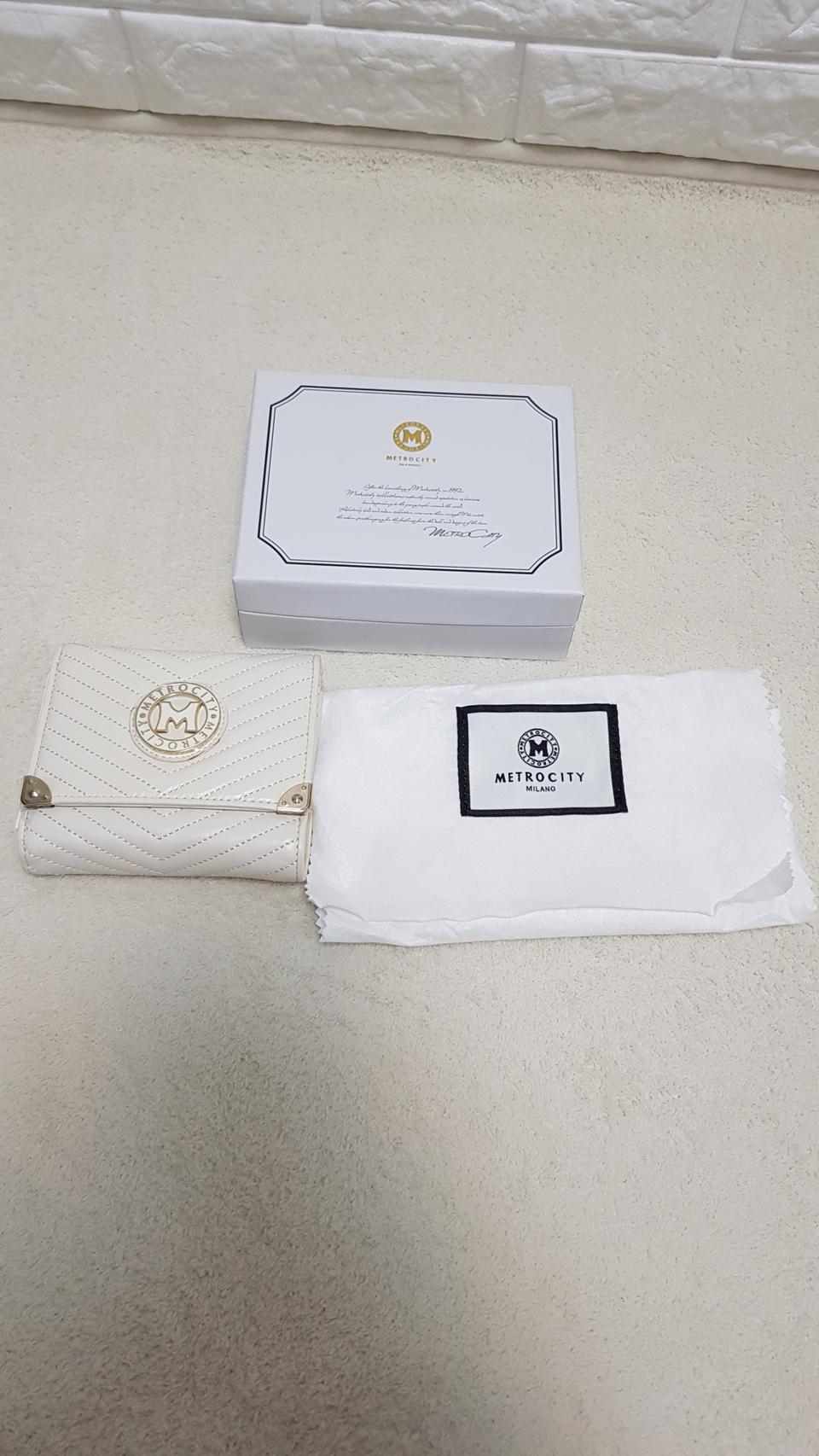 안전 METROCITY 메트로시티 반지갑(정품) 가격내림.