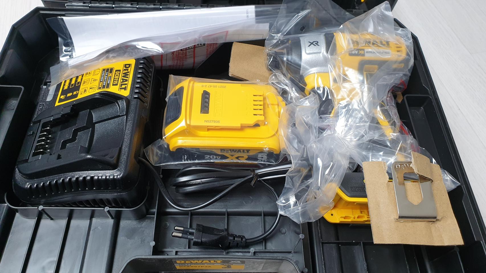 정품 디월트18v 임팩드라이버 dcf887 미사용새제품 본체 배터리충전기