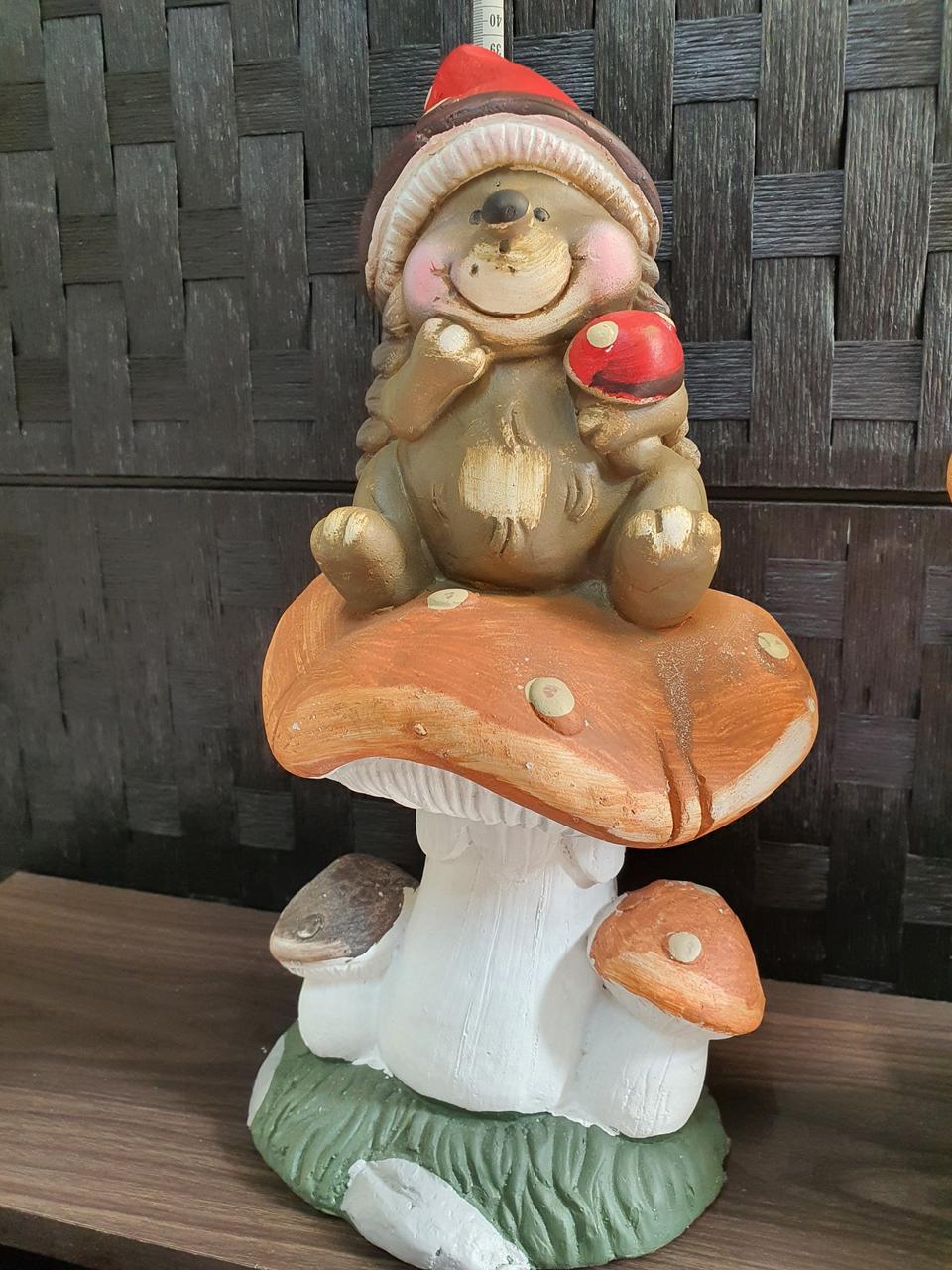 버섯에 앉은 고슴도치 마블인형