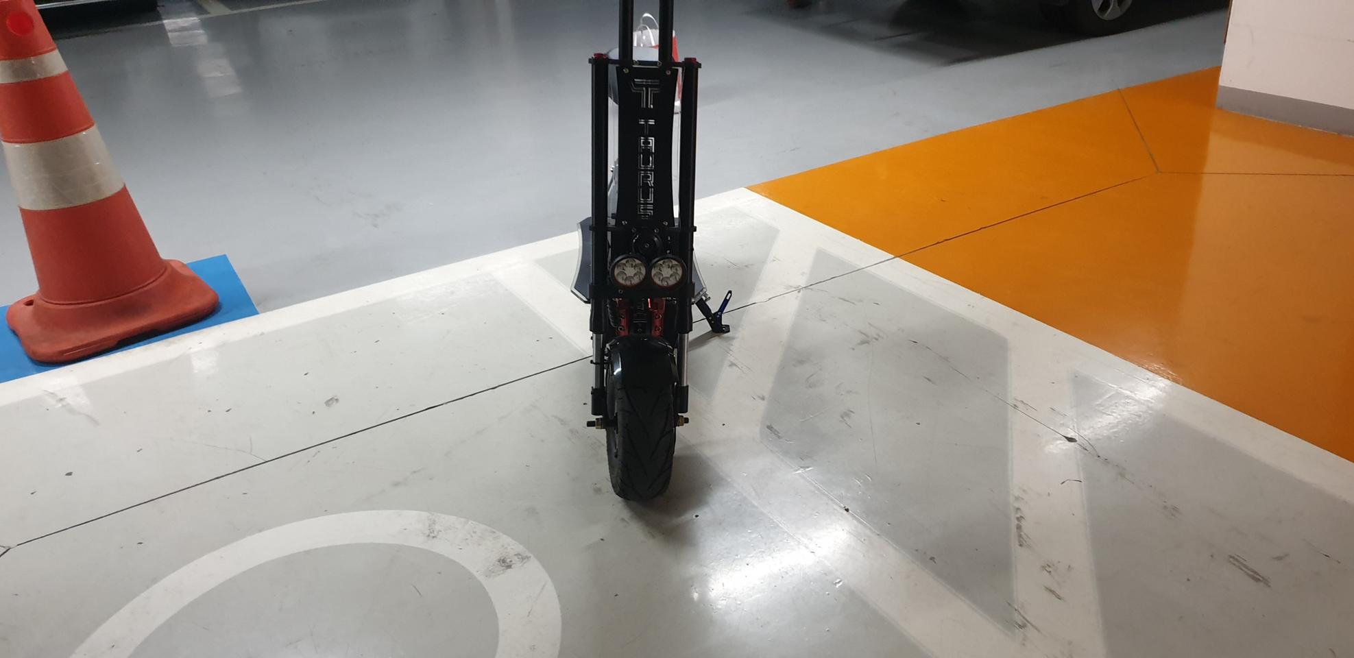 수퍼살롱 전동킥보드  100키로때 거의새것 슈퍼쌀롱