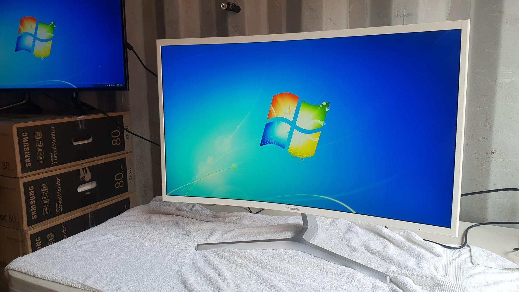 삼성 32인치 커브드 LED 미사용 모니터 3대 판매합니다.