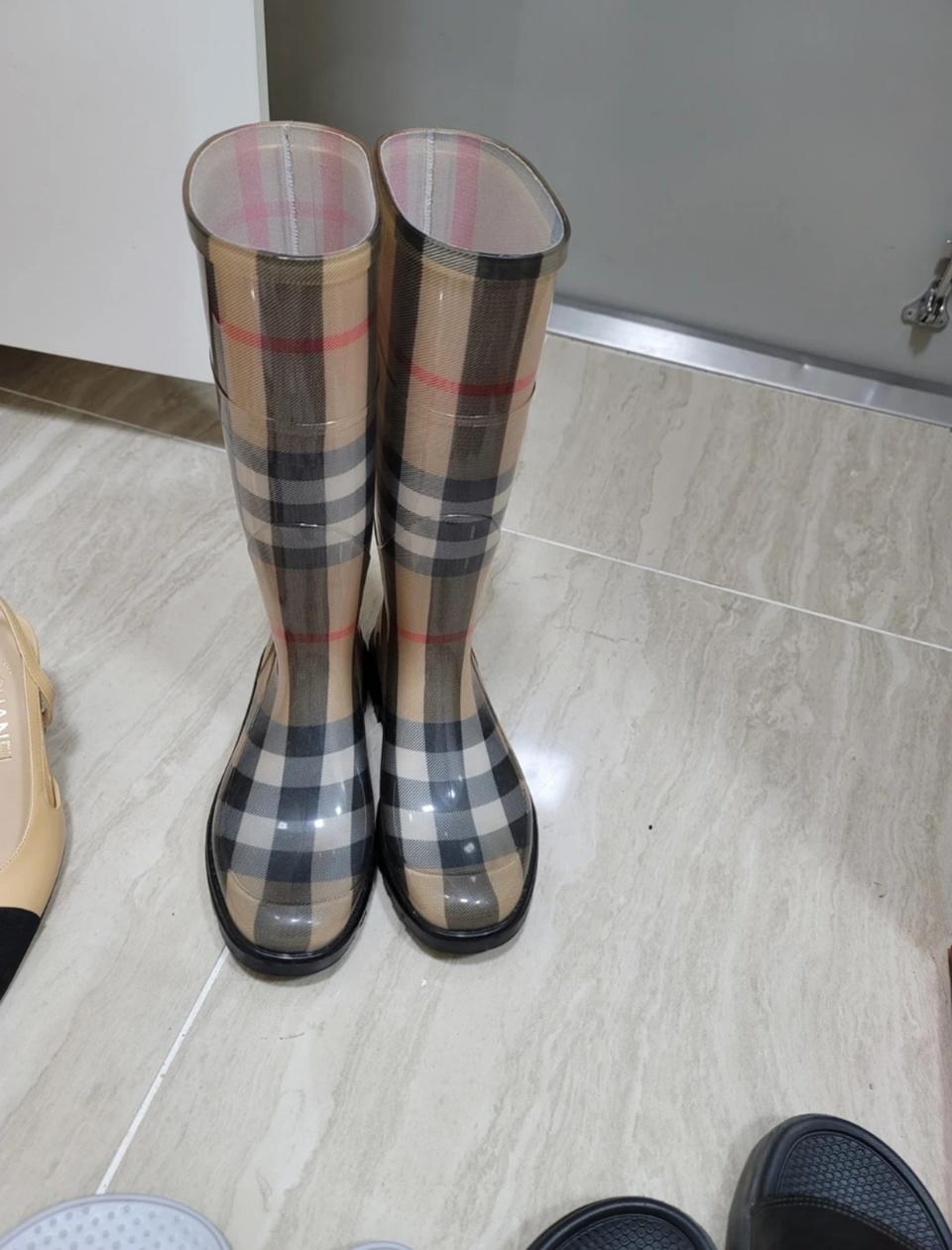 올여름 잦은장마,  미리미리 겟하세요. 버버리 레인부츠 장화