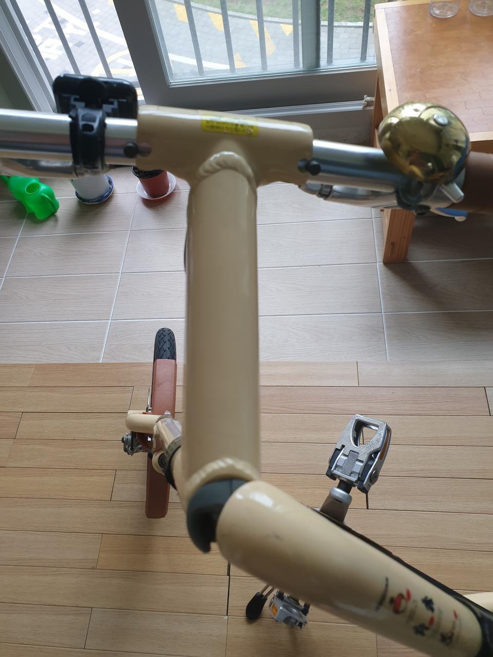 스트라이다 크림색 판매합니다.