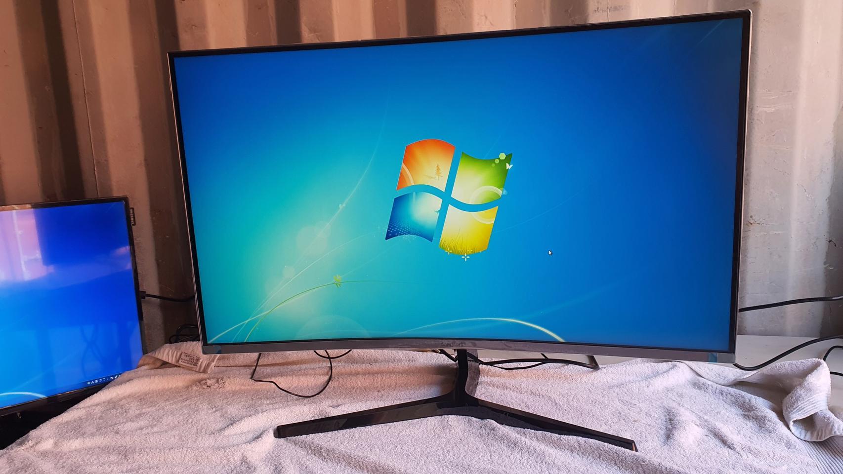 삼성 32인치 WQHD 144hz 커브드 게이밍 모니터 판매합니다.