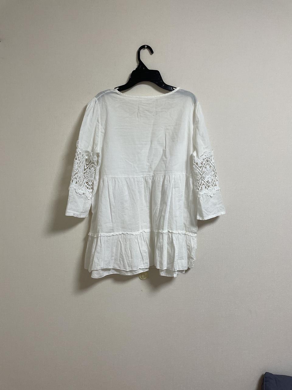 화이트 레이스 블라우스 (FREE)