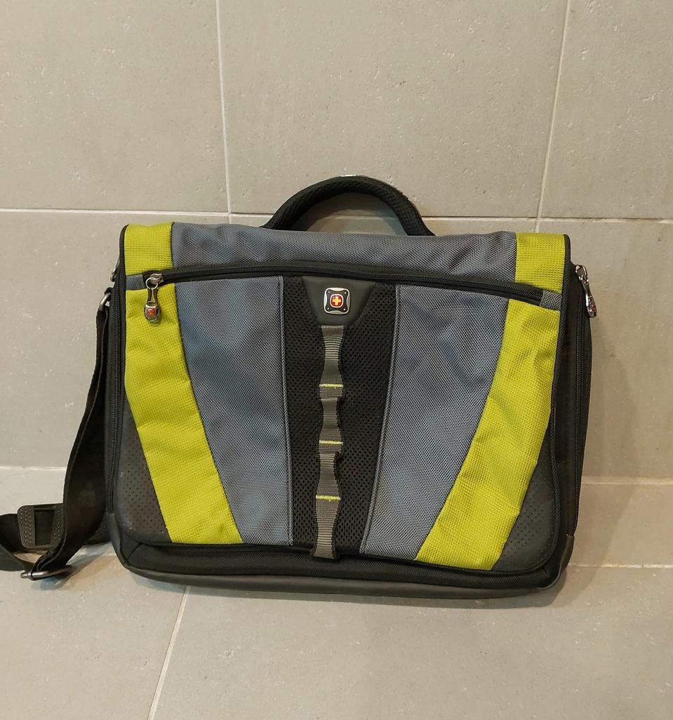 SWISSGEAR 노트북 메신저백 거의새거