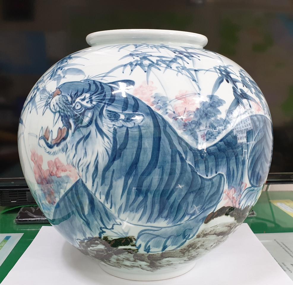 ●백자항아리 (호랑이 사군자)