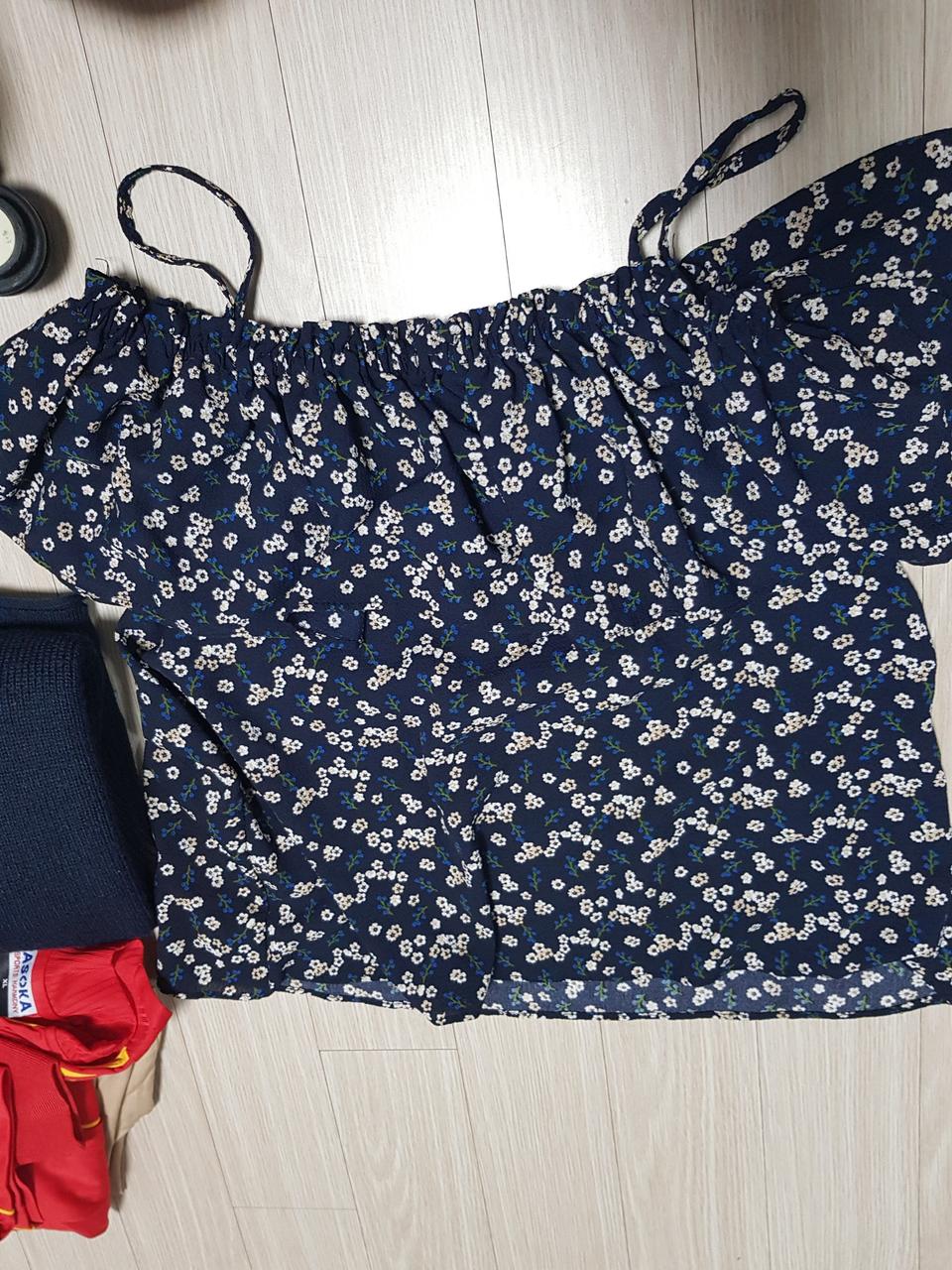 오프숄더 블라우스