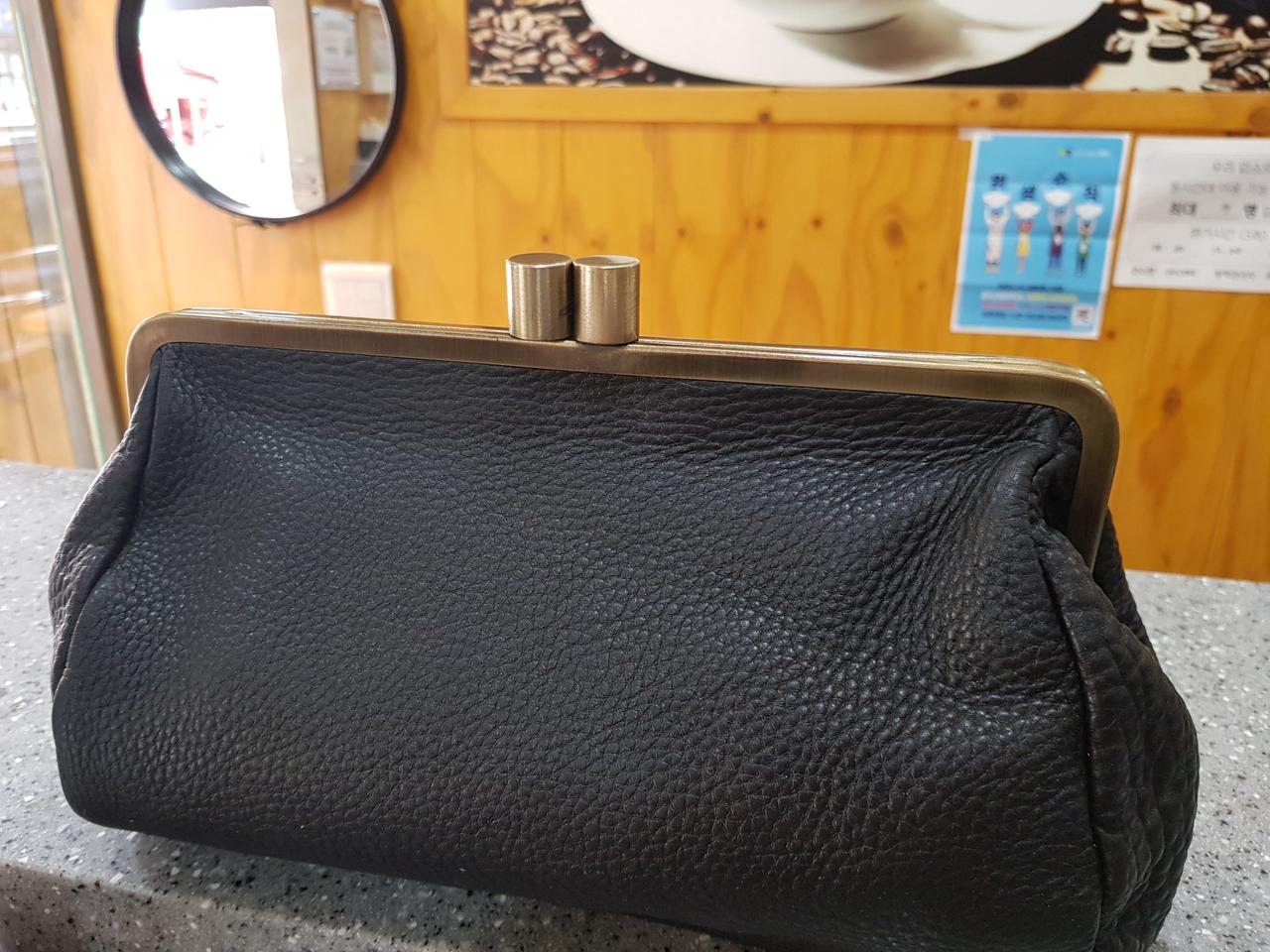 복주머니 모양의 클러치백